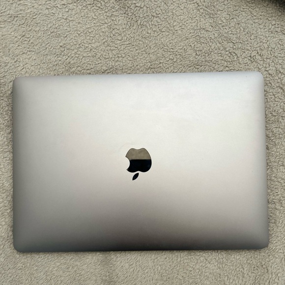 2016 SILVER MACBOOK PRO 13 INCH